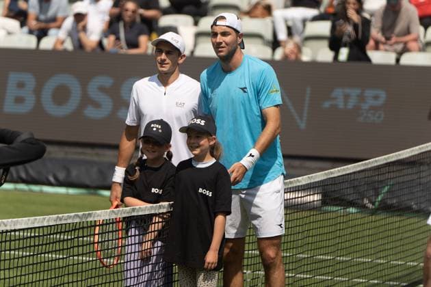Vorstellung der beiden Spieler, Matteo Arnaldi vs. Jan-Lennard Struff, Tennis, ATP, Tennis Herren Turnier, Boss-Open, Center-Court, Sechzehntelfinale, 09.06.2025, Matteo Arnaldi vs. Jan-Lennard Struff, Tennis, ATP-Turnier, Boss-Open, Center-Court, Sechzehntelfinale, 09.06.2025, Stuttgart Copyright: xEibner-Pressefoto EdwardxCheungx EP_ECG