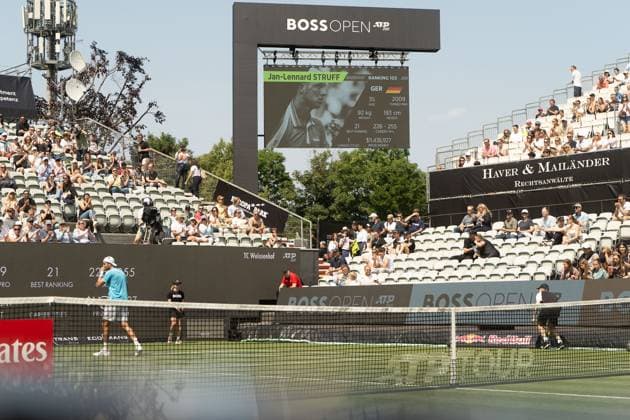 Eine Leinwand zeigt Daten ueber Jan-Lennard Struff bei dessen Vorstellung an, Matteo Arnaldi vs. Jan-Lennard Struff, Tennis, ATP, Tennis Herren Turnier, Boss-Open, Center-Court, Sechzehntelfinale, 09.06.2025, Matteo Arnaldi vs. Jan-Lennard Struff, Tennis, ATP-Turnier, Boss-Open, Center-Court, Sechzehntelfinale, 09.06.2025, Stuttgart Copyright: xEibner-Pressefoto EdwardxCheungx EP_ECG