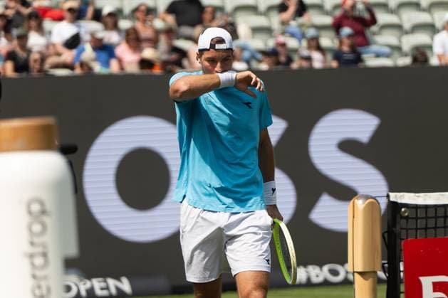 Jan-Lennard Struff beim Seitenwechsel, Matteo Arnaldi vs. Jan-Lennard Struff, Tennis, ATP, Tennis Herren Turnier, Boss-Open, Center-Court, Sechzehntelfinale, 09.06.2025, Matteo Arnaldi vs. Jan-Lennard Struff, Tennis, ATP-Turnier, Boss-Open, Center-Court, Sechzehntelfinale, 09.06.2025, Stuttgart Copyright: xEibner-Pressefoto EdwardxCheungx EP_ECG