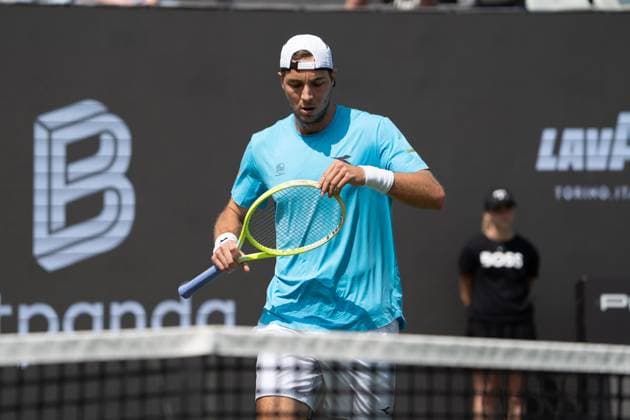Jan-Lennard Struff zupft an seinem Tennisschlaeger, Matteo Arnaldi vs. Jan-Lennard Struff, Tennis, ATP, Tennis Herren Turnier, Boss-Open, Center-Court, Sechzehntelfinale, 09.06.2025, Matteo Arnaldi vs. Jan-Lennard Struff, Tennis, ATP-Turnier, Boss-Open, Center-Court, Sechzehntelfinale, 09.06.2025, Stuttgart Copyright: xEibner-Pressefoto EdwardxCheungx EP_ECG