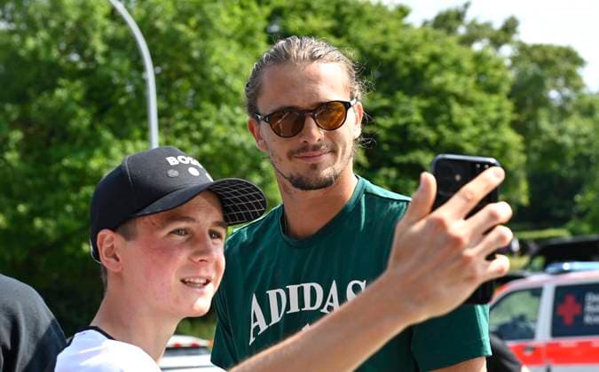 Ankunft Alexander Zverev (GER) kommt auf das Gelaende des TC Weissenhof Selfie mit Fan Tennis Herren BOSS Open ATP, Tennis Herren 500 Stuttgart 2025 Weissenhof BOSS Open ATP 500 Stuttgart 2025