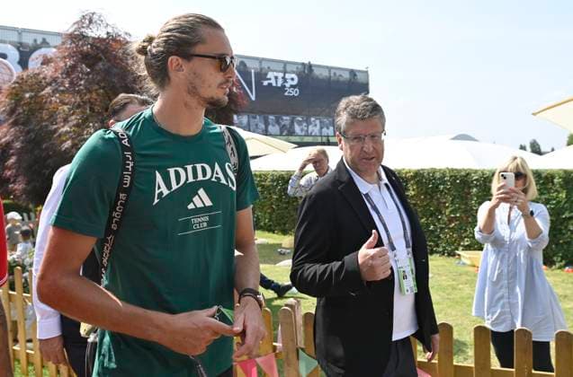 Ankunft Alexander Zverev (GER) kommt auf das Gelaende des TC Weissenhof mit Pressechef Karlheinz Wieder Tennis Herren BOSS Open ATP, Tennis Herren 500 Stuttgart 2025 Weissenhof BOSS Open ATP 500 Stuttgart 2025