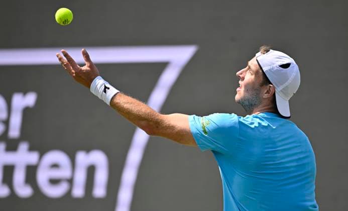 Jan-Lennard Struff (GER) Aktion Aufschlag Tennis Herren BOSS Open ATP, Tennis Herren 500 Stuttgart 2025 Weissenhof BOSS Open ATP 500 Stuttgart 2025
