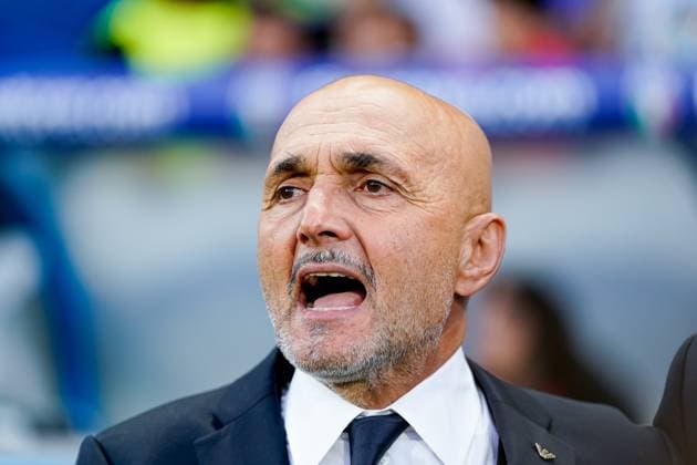 Italy v Moldova - FIFA 2026 World Cup Qualifier Luciano Spalletti head coach of Italy sings national anthem during the FIFA 2026 Qualifier match between Italy and Moldova at Mapei Stadium on June 09, 2025 in Reggio Emilia, Italy. Reggio Emilia Mapei Stadium Reggio Emilia Italy Copyright: xGiuseppexMaffiax WorldCupQual_ItalyvMoldova_090625_BRU8363