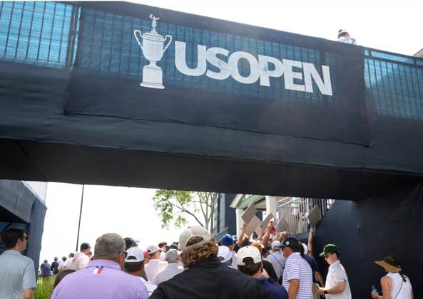 Fans gather around the clubhouse looking for autographs from players at the Oakmont Country Club, site of the USGA 125 U.S. Open Championship in Oakmont Pennsylvania near Pittsburgh on Monday, June 9, 2025.  PIT2025060905 ArchiexCarpenter