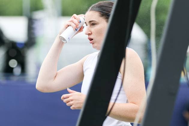 Ilkley Tennis Club, England, June 9th 2025: Elsa Jacquemot applies hair product before the WTA, Tennis Damen 125 Lexus Ilkley Open match with Sijia Wei at Ilkley Tennis Club in Ilkley, England on June 9th 2025. (Sean Chandler SPP) Copyright: xSeanxChandlerx xSPPx spp-en-SeChSp-WTA 125 Lexus Ilkley Open - Sijia Wei v Elsa Jacquemot - Ilkley Tennis Club-52F5A4089