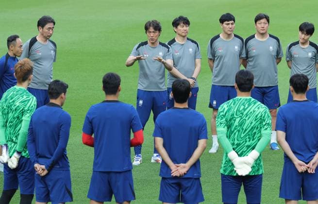 S. Korea to play Kuwait for final World Cup qualifier S. Korea to play Kuwait for final World Cup qualifier S. Korea to play Kuwait for final World Cup qualifier South Korea head coach Hong Myung-bo 3rd from L, rear gives instructions to his players as they train at Seoul World Cup Stadium in Seoul on June 9, 2025, a day ahead of their one remaining match against Kuwait in the third round of Asian qualifying for the 2026 World Cup. Yonhap 2025-06-10 05:58:13 1980-2025 YONHAPNEWS AGENCY. . ¼ïÆº½Ã EDITORIAL USE ONLY  Copyright: xx PYH2025061000250031500 YonhapxNewsx yonphotos241971 ¼­¿ïÆ¯º°½Ã EDITORIAL USE ONLY  Copyright: xIMAGO Newscomx xYonhapxNewsx imago images 0821953559 IMAGO YonhapxNewsx 0821953559st