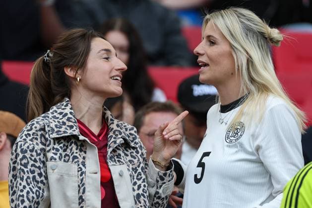 UEFA Nations League Spiel um Platz 3 - 24 25 - Deutschland - Frankreich am 08.06.2025 in der MHP Arena in Stuttgart Lena Wurzenberger die Freundin von Bundestrainer Julian Nagelsmann (Deutschland) im Gespräch mit Sina Groß Gross (Deutschland) *** UEFA Nations League match for 3rd place 24 25 Germany France on 08 06 2025 at the MHP Arena in Stuttgart Lena Wurzenberger the girlfriend of national coach Julian Nagelsmann Germany in conversation with Sina Gross Gross Germany MH