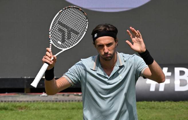Arthur Rinderknech Gestik Geste entschuldigt sich fuer Netzroller Tennis Herren BOSS Open ATP, Tennis Herren 250 Stuttgart 2025 Weissenhof BOSS Open ATP 250 Stuttgart 2025