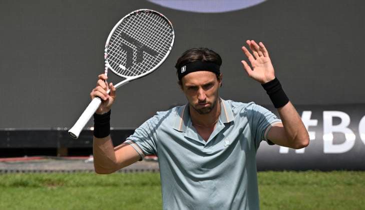 Arthur Rinderknech FRA Gestik Geste entschuldigt sich fuer Netzroller Tennis Herren BOSS Open ATP, Tennis Herren 250 Stuttgart 2025 Weissenhof BOSS Open ATP 250 Stuttgart 2025