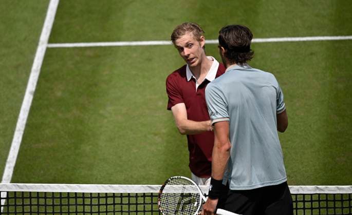 Denis Shapolov CAN gratuliert Arthur Rinderknech FRA zum Matchgewinn Gestik Geste Tennis Herren BOSS Open ATP, Tennis Herren 250 Stuttgart 2025 Weissenhof BOSS Open ATP 250 Stuttgart 2025