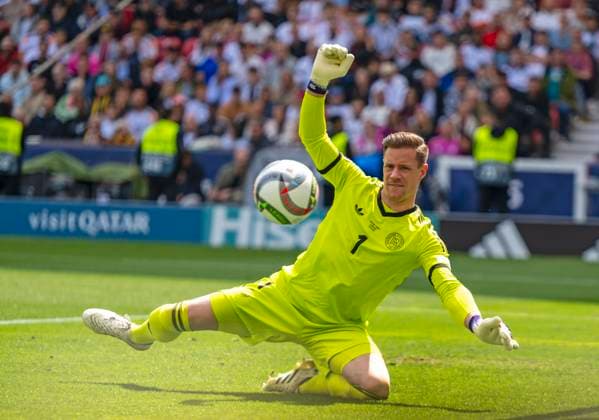 08.06.2025, Fussball UEFA Nations League 2024 25, Spiel um Platz 3, Deutschland - Frankreich, in der MHP-Arena Stuttgart, Torwart Marc Andre ter-Stegen (Deutschland) wehrt den Ball ab.