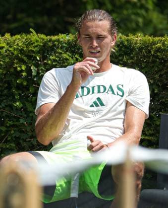 10.06.2025,Boss Open 2025, TC Weissenhof Stuttgart, ATP, Tennis Herren Tour 250 Tennis, im Bild: Alexander Zverev (GER) nimmt Gel