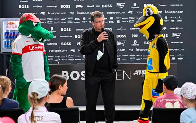 Sport Bilder des Tages Pressekonferenz PK Kinder mit Maskottchen Fritzle VfB Stuttgart und Lurchi Maskottchen der Riesen Ludwigsburg mit Pressechef Karlheinz Wieser am Mikrofon Tennis Herren BOSS Open ATP, Tennis Herren 250 Stuttgart 2025 Weissenhof BOSS Open ATP 250 Stuttgart 2025