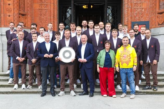 Sport Themen der Woche KW24 Sport Bilder des Tages Begrüßung des Teams des Handball-Bundesligisten Füchse Berlin zum Meistertitel Berlin, 10.6.2025 Mannschaft der Füchse Berlin bei der Begrüßung des Teams des Handball-Bundesligisten Füchse Berlin anlässlich des Gewinns der Deutschen Meisterschaft in Berlin Foto: Matthias Gränzdörfer Berlin *** Welcoming the team of the handball Bundesliga club Füchse Berlin to the championship title Berlin, 10 6 2025 Team of Füchse Berlin welcoming the team of the handball Bundesliga club Füchse Berlin on the occasion of winning the German championship in Berlin Photo Matthias Gränzdörfer Berlin Copyright: xMatthiasxGränzdörferx