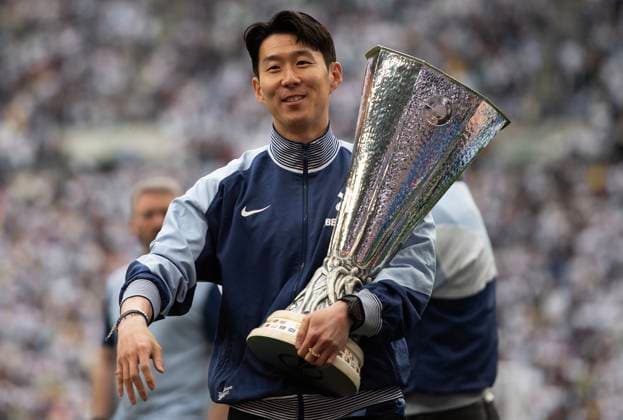 Tottenham Hotspur FC v Brighton & Hove Albion FC - Premier League LONDON, ENGLAND - MAY 25: Son Heung-min of Tottenham Hotspur holds the UEFA Europa League trophy after the Premier League match between Tottenham Hotspur FC and Brighton & Hove Albion FC at Tottenham Hotspur Stadium on May 25, 2025 in London, England. London Tottenham Hotspur Stadium England United Kingdom Copyright: xVisionhausx 776173257