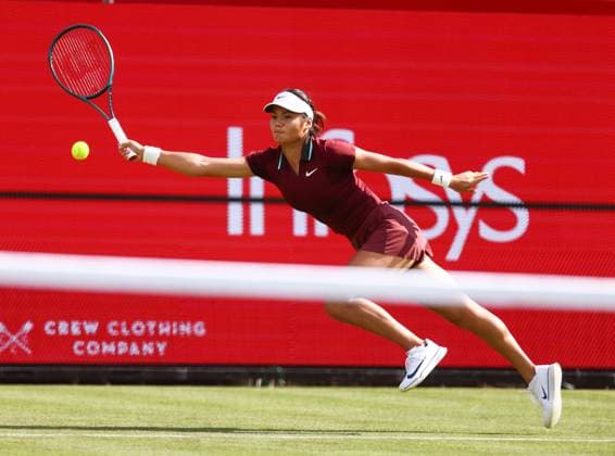HSBC Tennis Championships, Queens Club, London, UK - 10 Jun 2025 Emma Raducanu (GBR) in action during her first round match against Cristina Busca (ESP) during the 2025 HSBC Tennis Championship at Queens Club London Queens Club London GBR, UK NEWSPAPERS OUT Copyright: xMarkxGreenwoodx