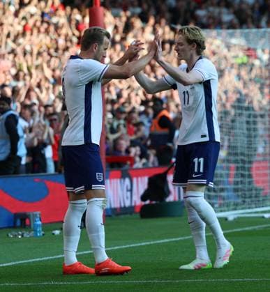 England v Senegal International Friendly, Länderspiel, Nationalmannschaft Harry Kane of England celebrates scoring the first goal for his team with Anthony Gordon of England during the International Friendly match at the City Ground, Nottingham UK Newspapers OUT Copyright: xAndyxSumnerx FIL-21902-0029