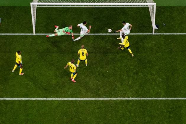 Sport Themen der Woche KW24 Sport Bilder des Tages 250610 Yassine Benzia of Algeria scores 4-2 behind goalkeeper Viktor Johansson of Sweden during the International Friendly, Länderspiel, Nationalmannschaft football match between Sweden and Algeria on June 10, 2025 in Stockholm. Photo: Emma Wallskog BILDBYRAN COP 320 SH0632 fotboll football soccer fotball träningslandskamp international friendly sverige sweden sverige a algeria bbeng *** 250610 Yassine Benzia of Algeria scores 4 2 behind goalkeeper Viktor Johansson of Sweden during the international friendly football match between Sweden and Algeria on June 10, 2025 in Stockholm Photo Emma Wallskog BILDBYRAN COP 320 SH0632 fotboll football soccer fotball träningslandskamp international friendly sverige sweden sverige a algeria bbeng  Copyright: EMMAxWALLSKOG BB250610EW080