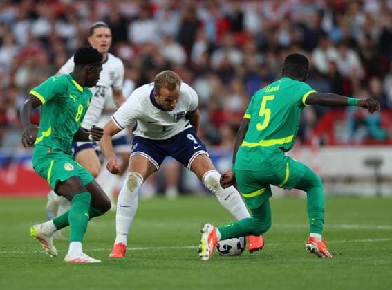 England v Senegal International Friendly, Länderspiel, Nationalmannschaft Harry Kane of England is closed down by Idrissa Gueye of Senegal and Lamine Camara of Senegal during the International Friendly match at the City Ground, Nottingham UK Newspapers OUT Copyright: xAndyxSumnerx FIL-21902-0046