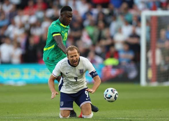 England v Senegal - International Friendly, Länderspiel, Nationalmannschaft Moussa Niakhate of Senegal and Harry Kane of England challenge during the international friendly match between England and Senegal at City Ground on June 10, 2025 in Nottingham, England. Nottingham City Ground England United Kingdom Copyright: xNigelxFrench Sportsphoto APLx 14128268