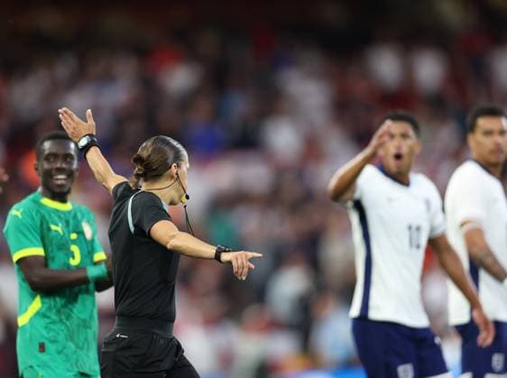 England v Senegal International Friendly, Länderspiel, Nationalmannschaft Referee StÃ phanie Frappart disallowed the second goal for England goal after referring to VAR with Jude Bellingham of England waving in disgust during the International Friendly match at the City Ground, Nottingham UK Newspapers OUT Copyright: xAndyxSumnerx FIL-21902-0061