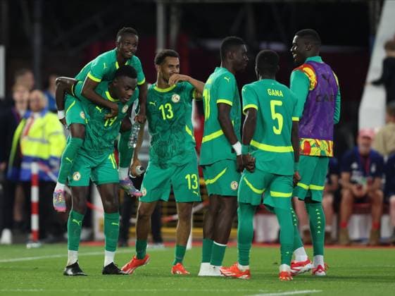England v Senegal - International Friendly, Länderspiel, Nationalmannschaft Cheikh Sabaly, Moussa Niakhate and Iliman Ndiaye of Senegal celebrates after winning the international friendly match between England and Senegal at City Ground on June 10, 2025 in Nottingham, England. Nottingham City Ground England United Kingdom Copyright: xNigelxFrench Sportsphoto APLx 14128294
