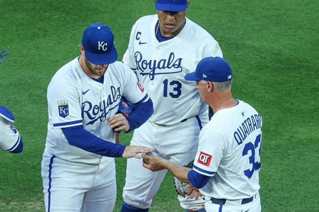 MLB, Baseball Herren, USA 2025: Yankees Vs Royals JUN 10 June 10, 2025: Kansas City Royals manager Matt Quatraro (33) takes the ball from starting pitcher Noah Cameron (65) as Kansas City Royals first baseman Salvador Perez (13) looks on during the sixth inning against the New York Yankees at Kauffman Stadium in Kansas City, MO. David Smith CSM (Credit Image: Â David Smith Cal Media) Kansas City Mo United States of America EDITORIAL USE ONLY Copyright: xx ZUMA-20250610_zma_c04_026.jpg DavidxSmithx csmphotothree391564