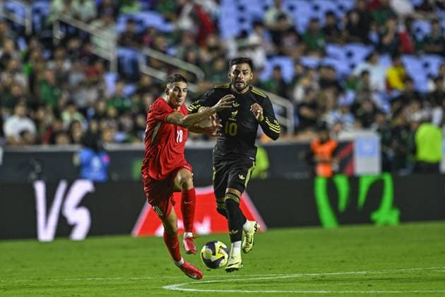 Turkiye v Mexico - Friendlies NORTH CAROLINA, UNITED STATES - JUNE 10: Mert Muldur (18) of Turkiye in action against Alexis Vega (10) of Mexico during the friendly match between Turkiye and Mexico at Kenan Memorial Stadium at Chapel Hill, North Carolina, United States on June 10, 2025. Celal Gunes Anadolu North Carolina United States. Editorial use only. Please get in touch for any other usage.  Copyright: x2025xAnadoluxCelalxGunesx