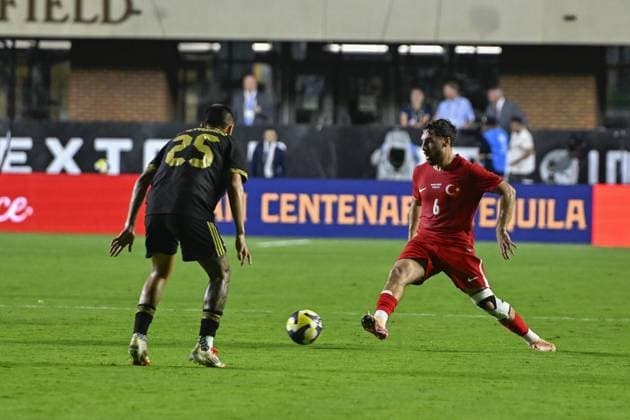 Turkiye v Mexico - friendly match NORTH CAROLINA, UNITED STATES - JUNE 10: Orkun Kokcu (6) of Turkiye in action against Roberto Alvarado (25) of Mexico during the friendly match between Turkiye and Mexico at Kenan Memorial Stadium at Chapel Hill, North Carolina, United States on June 10, 2025. Celal Gunes Anadolu North Carolina United States. Editorial use only. Please get in touch for any other usage.  Copyright: x2025xAnadoluxCelalxGunesx