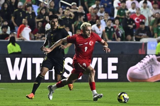 Turkiye v Mexico - friendly match NORTH CAROLINA, UNITED STATES - JUNE 10: Baris Alper Yilmaz (9) of Turkiye in action against Orbelín Pineda (17) of Mexico during the friendly match between Turkiye and Mexico at Kenan Memorial Stadium at Chapel Hill, North Carolina, United States on June 10, 2025. Celal Gunes Anadolu North Carolina United States. Editorial use only. Please get in touch for any other usage.  Copyright: x2025xAnadoluxCelalxGunesx