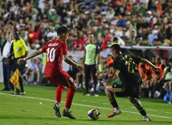 Turkiye v Mexico - friendly match NORTH CAROLINA, UNITED STATES - JUNE 10: Arda Guler (10) of Turkiye in action against Roberto Alvarado (25) of Mexico during the friendly match between Turkiye and Mexico at Kenan Memorial Stadium at Chapel Hill, North Carolina, United States on June 10, 2025. Celal Gunes Anadolu North Carolina United States. Editorial use only. Please get in touch for any other usage.  Copyright: x2025xAnadoluxCelalxGunesx