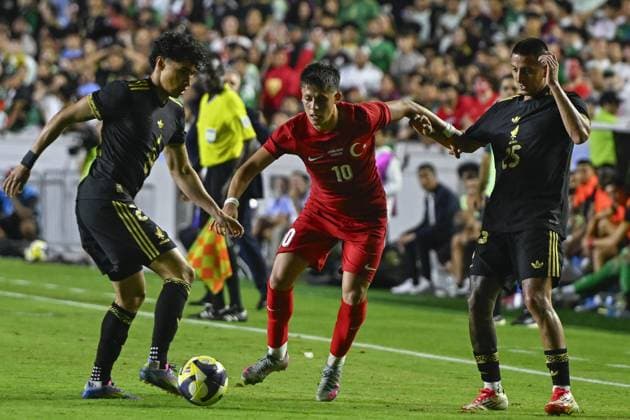 Turkiye v Mexico - friendly match NORTH CAROLINA, UNITED STATES - JUNE 10: Arda Guler (10) of Turkiye in action against Roberto Alvarado (25) andLuis Chávez (24) of Mexico during the friendly match between Turkiye and Mexico at Kenan Memorial Stadium at Chapel Hill, North Carolina, United States on June 10, 2025. Celal Gunes Anadolu North Carolina United States. Editorial use only. Please get in touch for any other usage.  Copyright: x2025xAnadoluxCelalxGunesx