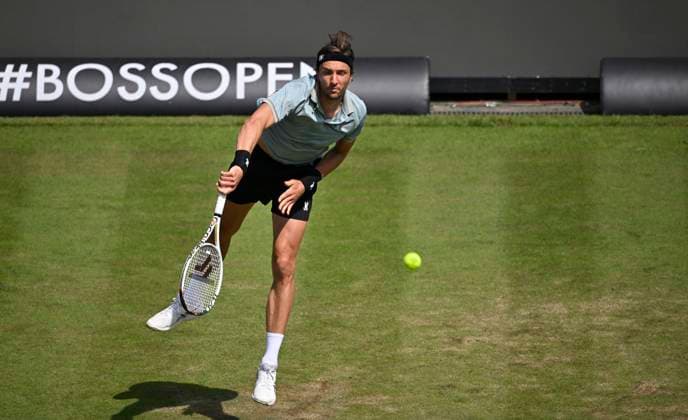 Arthur Rinderknech (FRA) Aktion Aufschlag Tennis Herren BOSS Open ATP, Tennis Herren 250 Stuttgart 2025 Weissenhof BOSS Open ATP 250 Stuttgart 2025