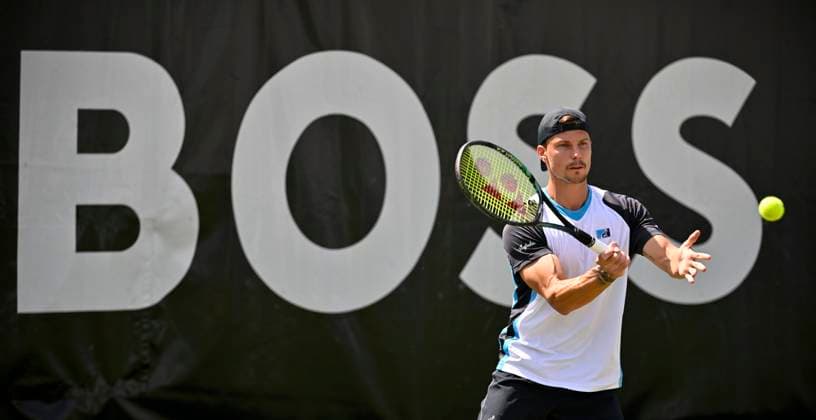 Marton Fucsovics (HUN) Aktion Werbebande BOSS Tennis Herren BOSS Open ATP, Tennis Herren 250 Stuttgart 2025 Weissenhof BOSS Open ATP 250 Stuttgart 2025