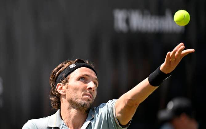 Arthur Rinderknech (FRA) Aktion Aufschlag Tennis Herren BOSS Open ATP, Tennis Herren 250 Stuttgart 2025 Weissenhof BOSS Open ATP 250 Stuttgart 2025
