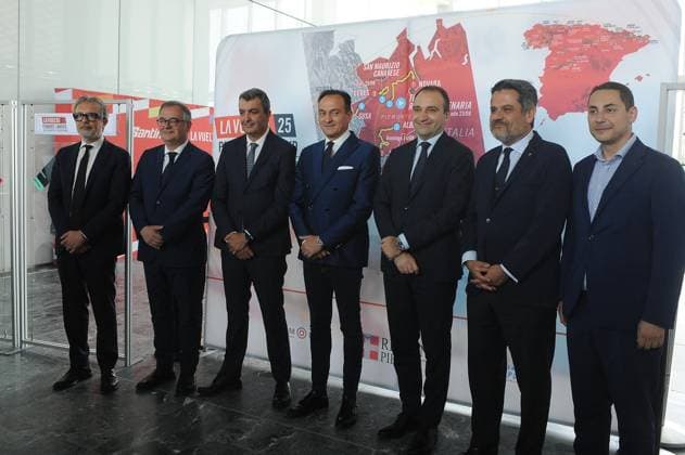 Foto IPP Massimo Rana Torino 11-06-2025 Ciclismo Conferenza stampa di presentazione della Vuelta con le tappe piemontesi nella foto il sindaco di torino stefano lo russo e il presidente della regione piemonte alberto cirio presentano la vuelta con le varie istituzioni Italy Photo Press - World Copyright italy ITALY  Copyright: xR4924_italyphotopressx