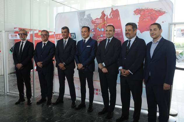 Foto IPP Massimo Rana Torino 11-06-2025 Ciclismo Conferenza stampa di presentazione della Vuelta con le tappe piemontesi nella foto il sindaco di torino stefano lo russo e il presidente della regione piemonte alberto cirio presentano la vuelta con le varie istituzioni Italy Photo Press - World Copyright italy ITALY  Copyright: xR4924_italyphotopressx