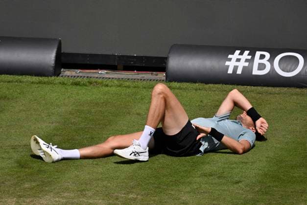Arthur Rinderknech (FRA) liegt verletzt am Boden Verletzung Tennis Herren BOSS Open ATP, Tennis Herren 250 Stuttgart 2025 Weissenhof BOSS Open ATP 250 Stuttgart 2025