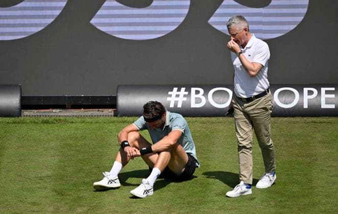Arthur Rinderknech (FRA) liegt verletzt am Boden Verletzung Stuhlschiedsrichter Timo Janzen kuemmert sich Tennis Herren BOSS Open ATP, Tennis Herren 250 Stuttgart 2025 Weissenhof BOSS Open ATP 250 Stuttgart 2025