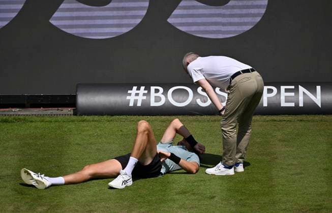 Arthur Rinderknech (FRA) liegt verletzt am Boden Verletzung Stuhlschiedsrichter Timo Janzen kuemmert sich Tennis Herren BOSS Open ATP, Tennis Herren 250 Stuttgart 2025 Weissenhof BOSS Open ATP 250 Stuttgart 2025