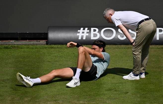 Arthur Rinderknech (FRA) liegt verletzt am Boden Verletzung Stuhlschiedsrichter Timo Janzen kuemmert sich Tennis Herren BOSS Open ATP, Tennis Herren 250 Stuttgart 2025 Weissenhof BOSS Open ATP 250 Stuttgart 2025