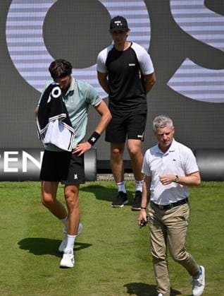 Arthur Rinderknech (FRA) liegt verletzt am Boden Verletzung Stuhlschiedsrichter Timo Janzen kuemmert sich Tennis Herren BOSS Open ATP, Tennis Herren 250 Stuttgart 2025 Weissenhof BOSS Open ATP 250 Stuttgart 2025