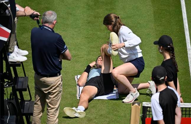 Arthur Rinderknech (FRA) liegt verletzt am Boden Verletzung Behandlung Physio Physiotherapeutin Behandlungspause Tennis Herren BOSS Open ATP, Tennis Herren 250 Stuttgart 2025 Weissenhof BOSS Open ATP 250 Stuttgart 2025