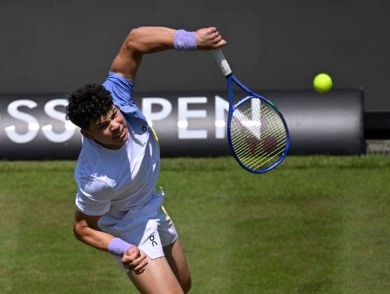 Ben Shelton (USA) Aktion Aufschlag Tennis Herren BOSS Open ATP, Tennis Herren 250 Stuttgart 2025 Weissenhof BOSS Open ATP 250 Stuttgart 2025