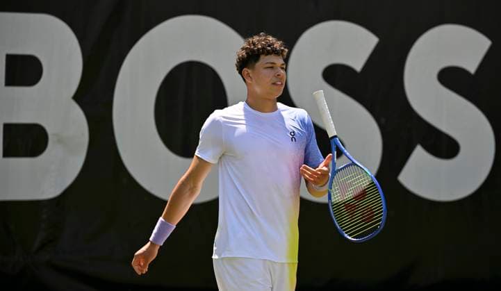 Ben Shelton (USA) Aktion dreht Schlaeger Bandenwerbung BOSS Tennis Herren BOSS Open ATP, Tennis Herren 250 Stuttgart 2025 Weissenhof BOSS Open ATP 250 Stuttgart 2025