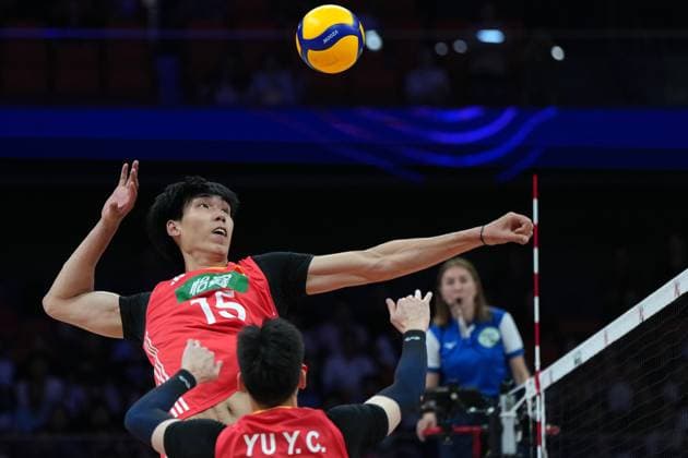 Sport Bilder des Tages (250611) -- XI AN, June 11, 2025 -- Peng Shikun (L) of China spikes the ball during the Pool 3 match between China and Japan at the Men s Volleyball Nations League (VNL) 2025 in Xi an, northwest China s Shaanxi Province, June 11, 2025. ) (SP)CHINA-XI AN-VOLLEYBALL-NATIONS LEAGUE-MEN-CHINA VS JAPAN (CN) LixYibo 