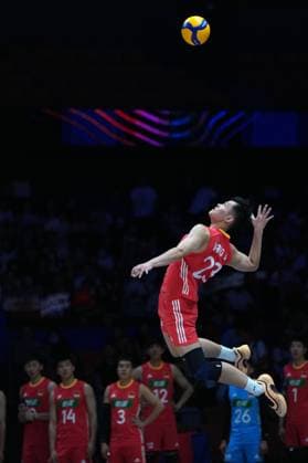 (250611) -- XI AN, June 11, 2025 -- Wang Bin of China serves the ball during the Pool 3 match between China and Japan at the Men s Volleyball Nations League (VNL) 2025 in Xi an, northwest China s Shaanxi Province, June 11, 2025. ) (SP)CHINA-XI AN-VOLLEYBALL-NATIONS LEAGUE-MEN-CHINA VS JAPAN (CN) LixYibo 