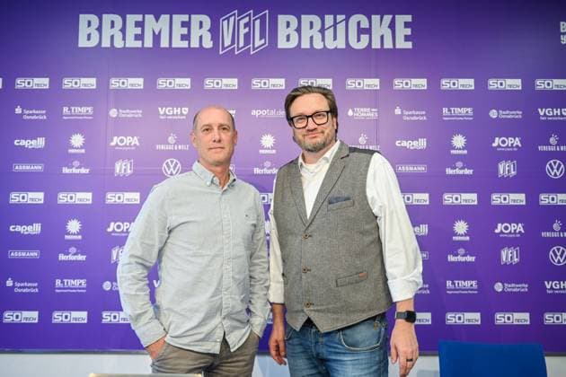 Vorstellung des neuen Direktors Fußball beim VfL Osnabrück am 11.06.2025 an der Bremer Brücke in Osnabrück Joe Enochs wird als Direktors Fußball beim VfL Osnabrück vorgestellt, hier mit Geschaeftsfuehrer Michael Welling (Osnabrueck)
