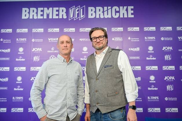 Sport Themen der Woche KW24 Sport Bilder des Tages Vorstellung des neuen Direktors Fußball beim VfL Osnabrück am 11.06.2025 an der Bremer Brücke in Osnabrück Joe Enochs wird als Direktors Fußball beim VfL Osnabrück vorgestellt, hier mit Geschaeftsfuehrer Michael Welling (Osnabrueck) *** Presentation of the new Director of Football at VfL Osnabrück on 11 06 2025 at the Bremer Brücke in Osnabrück Joe Enochs is presented as Director of Football at VfL Osnabrück, here with Managing Director Michael Welling Osnabrueck MT